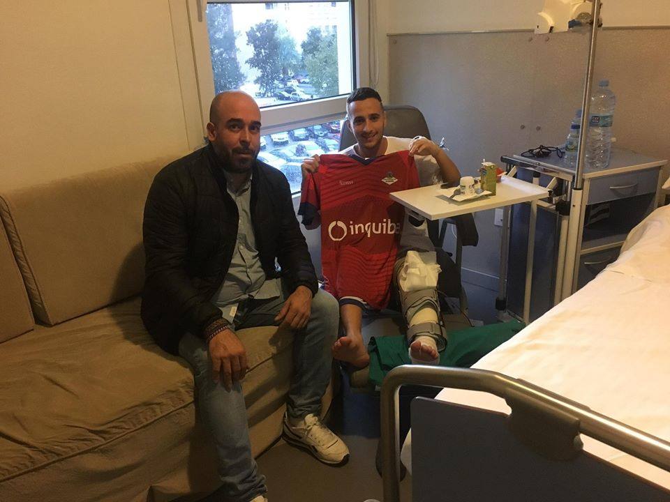 El presidente José Ángel Flores visita a Juanlu de su operación en la pierna izquierda.