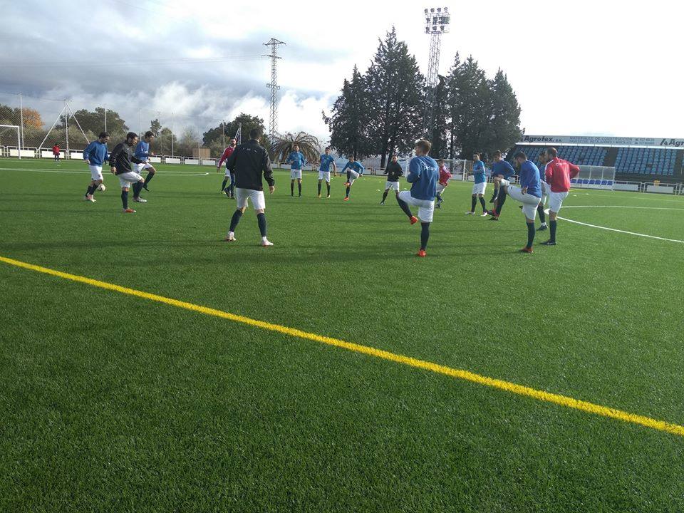 Momento del calentamiento antes del partido en el estadio municipal de Jaraíz.