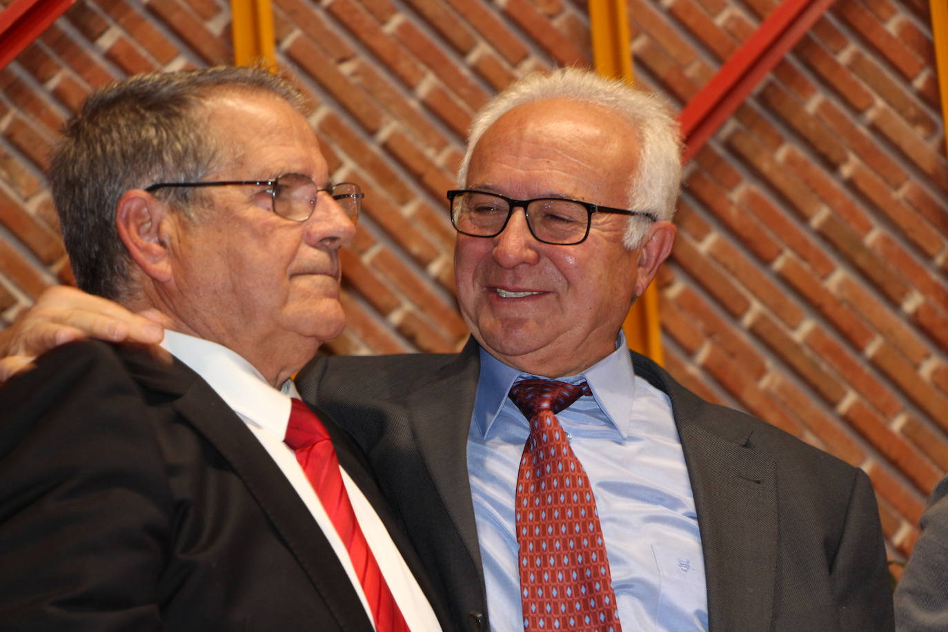 Momento de mucha emoción entre dos grandes veteranos políticos, el comunista Nicasio Sancho (i.) y el centrista Fernando Fernández.
