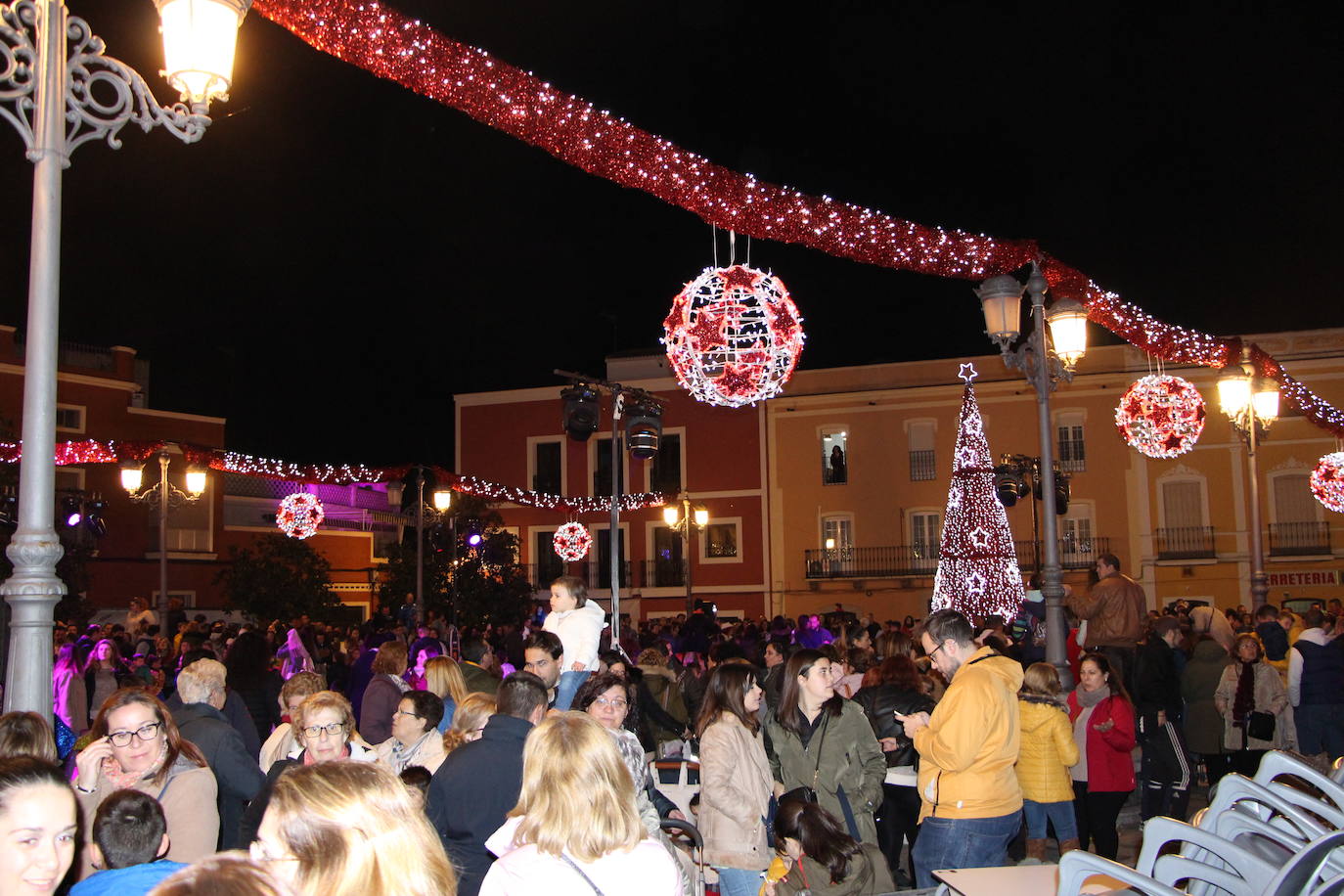 Mucho público en la plaza de España para celebrar el Encendido Navideño.