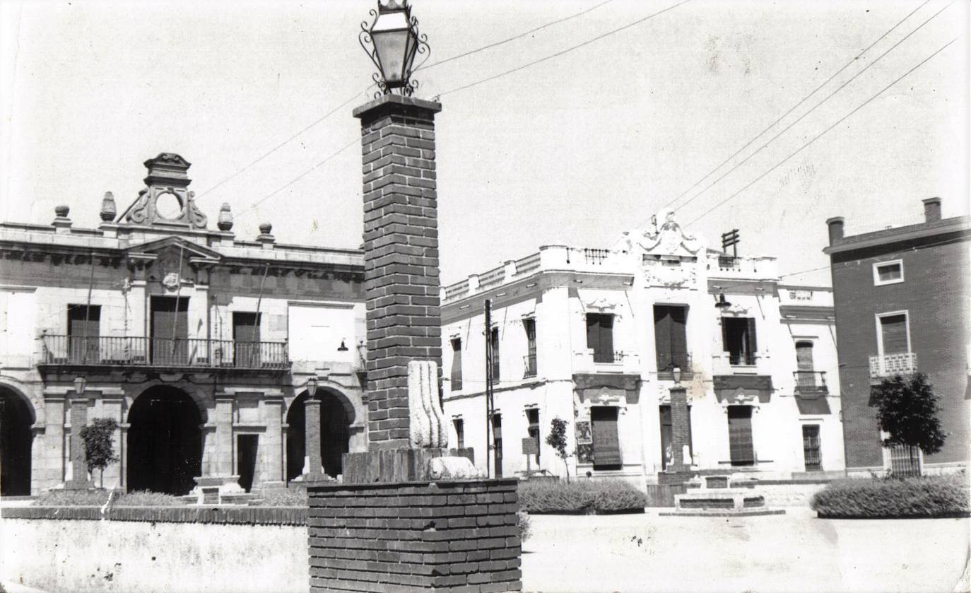 Plaza de España y Ayuntamiento de Guareña al fondo.