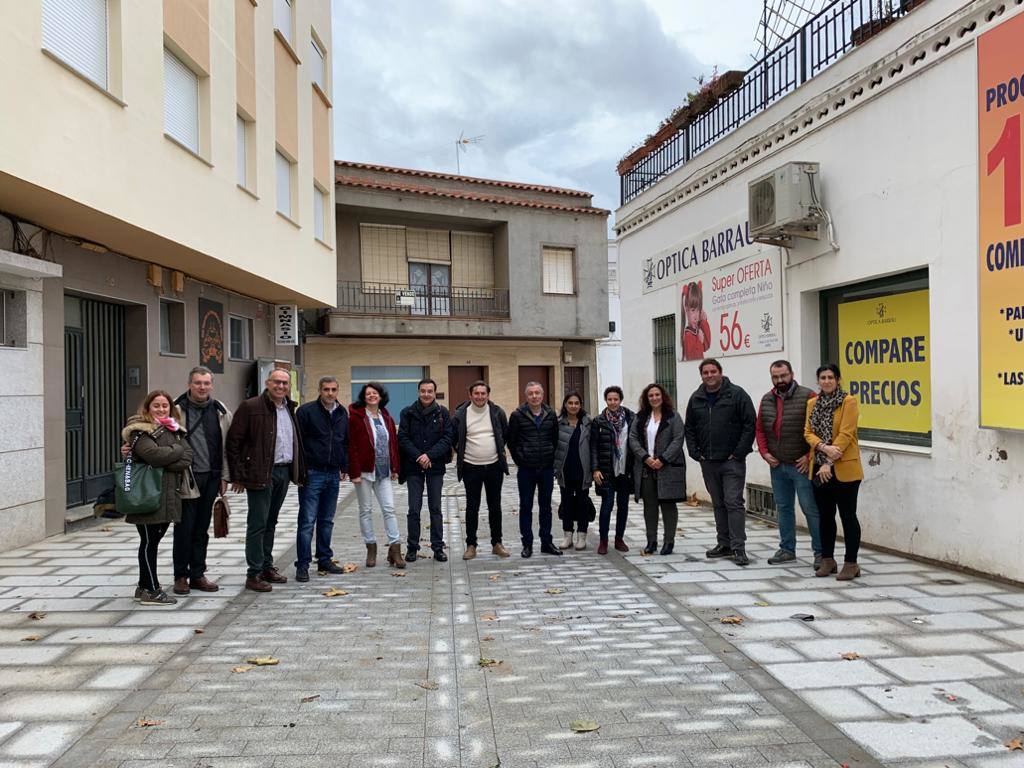 Políticos y técnicos visitando la calle Eugenio Frutos.