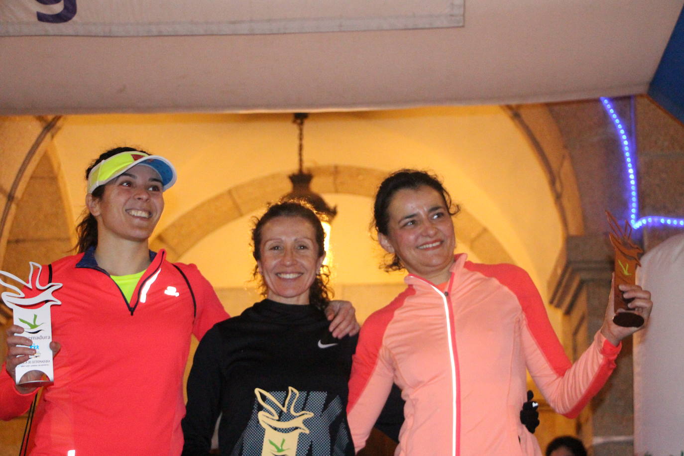 Chicas ganadoras reciben sus premios en los alto del pódium.