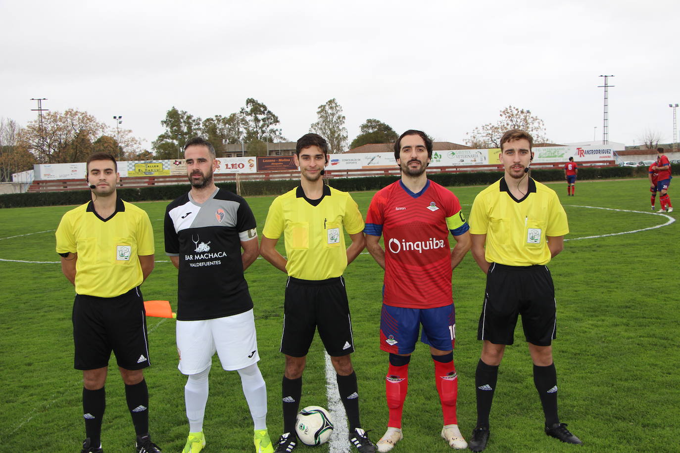Capitanes y trío arbitral.