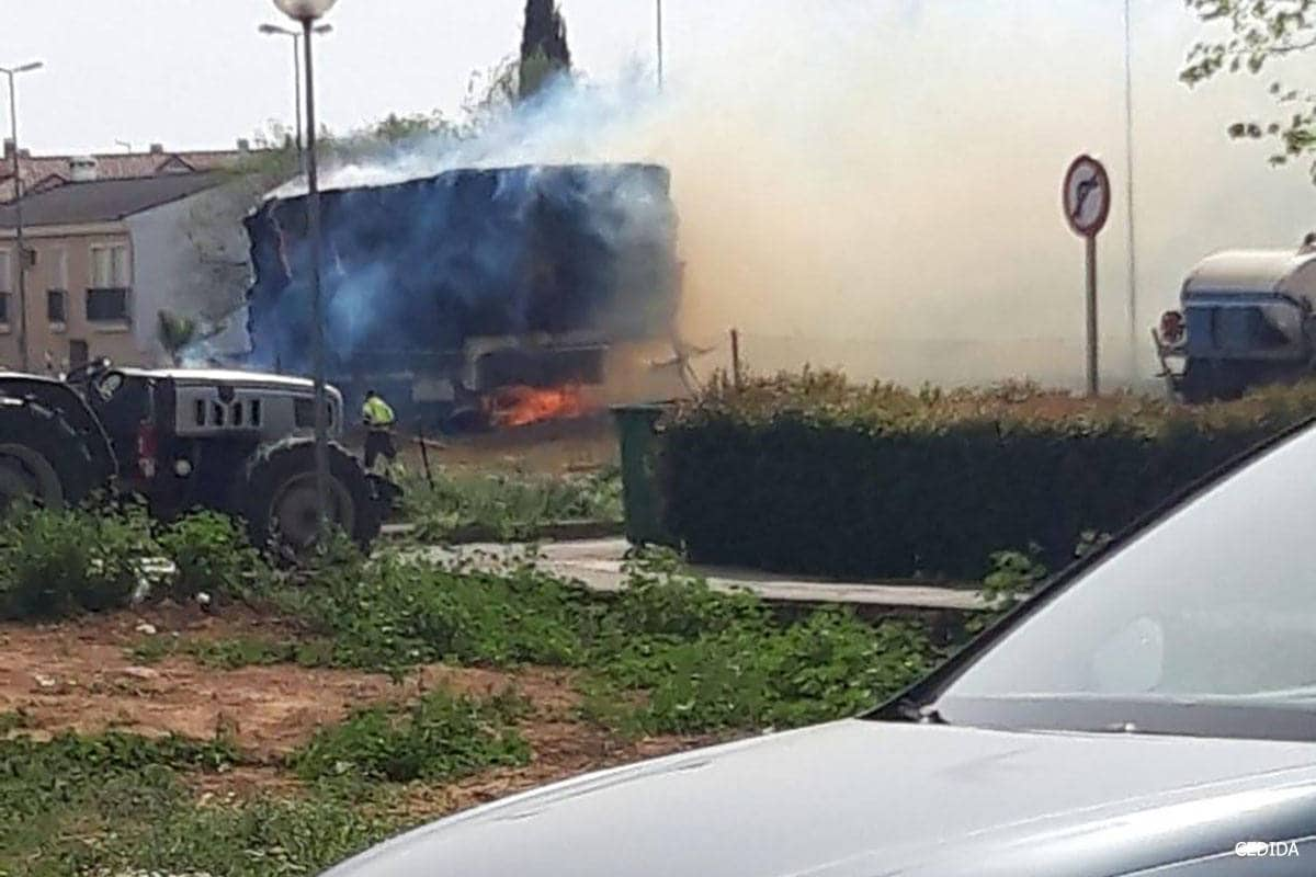 Se incendia un remolque con alpacas de paja en la carretera Don Benito | Hoy