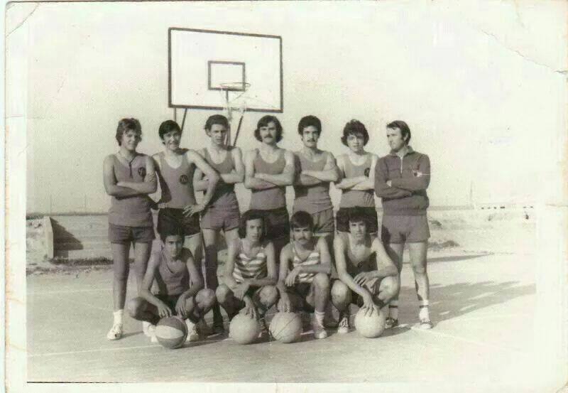 Paco Nieto como entrenador de baloncesto.