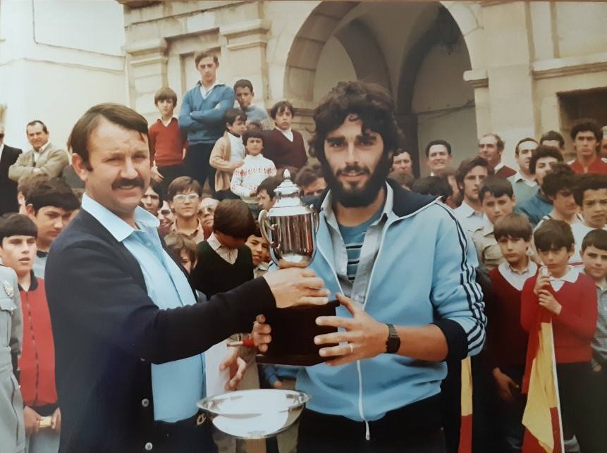 Paco Nieto entregando un trofeo en la plaza de España como delegado de deportes.