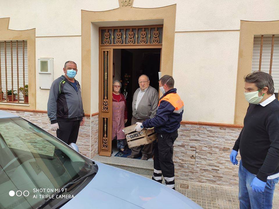 Otro vecino de la calle Arroyo que recibe el huerto ecológico en su casa.