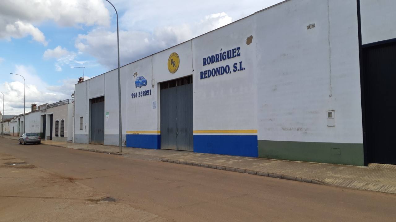 Abrirán talleres y concesionarios de coches.
