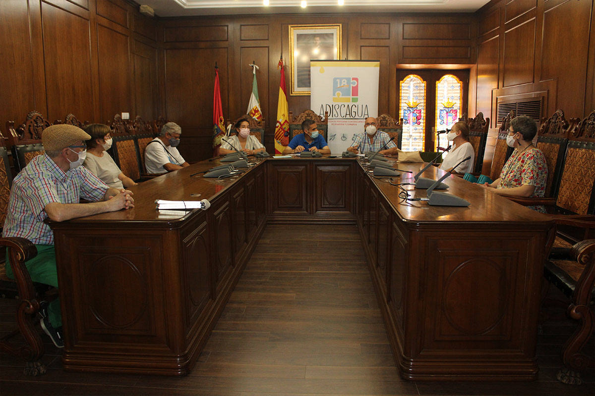 Directivos de Adiscagua presentes en el acto de la firma de cesión de un espacio en el CID Guadiana.