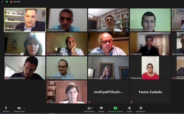 Momento de la videoconferencia internacional con Abel González, segundo por la izda en la linea de arriba, y Antonio Gallego, tercero por la izda en la segunda linea.