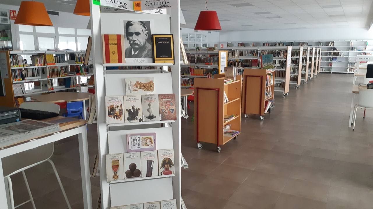 Expositor dedicado a Pérez Galdós a la entrada de la biblioteca Eugenio Frutos.
