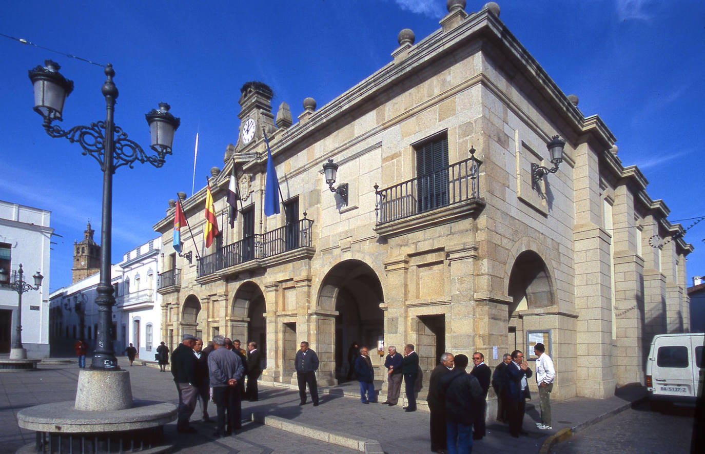 Plaza de España y Ayuntamiento de Guareña.