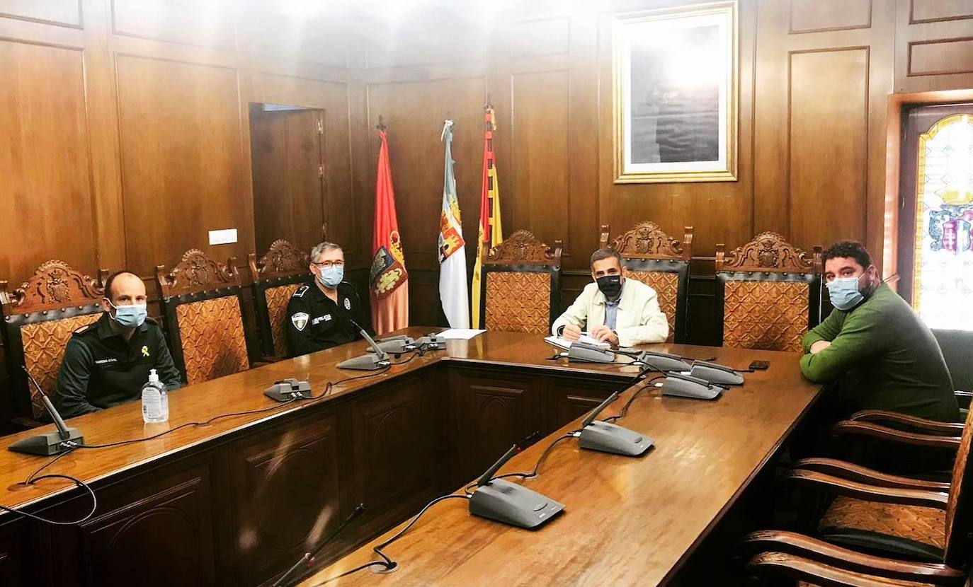 El alcalde de Guareña, Abel González, reunido esta mañana con Policía Local y Guardia Civil, y el concejal de obras Juan Carlos Fernández.