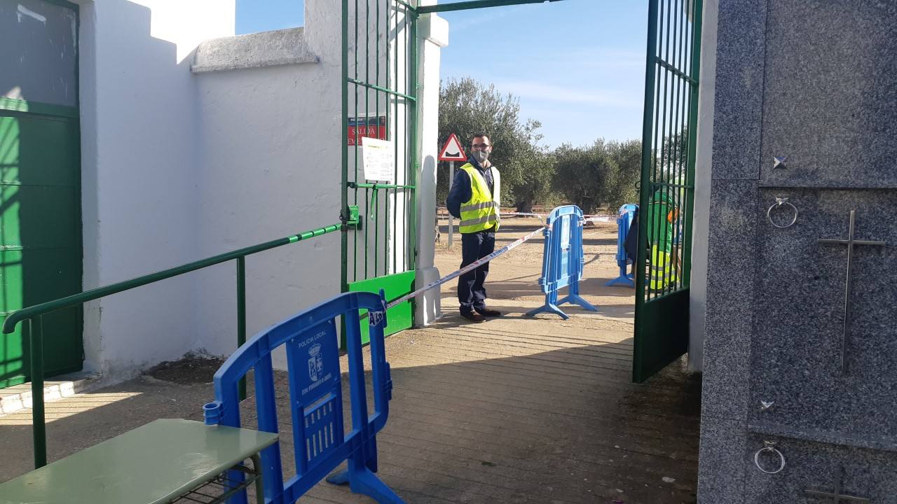 Control de acceso y salida del cementerio municipal.