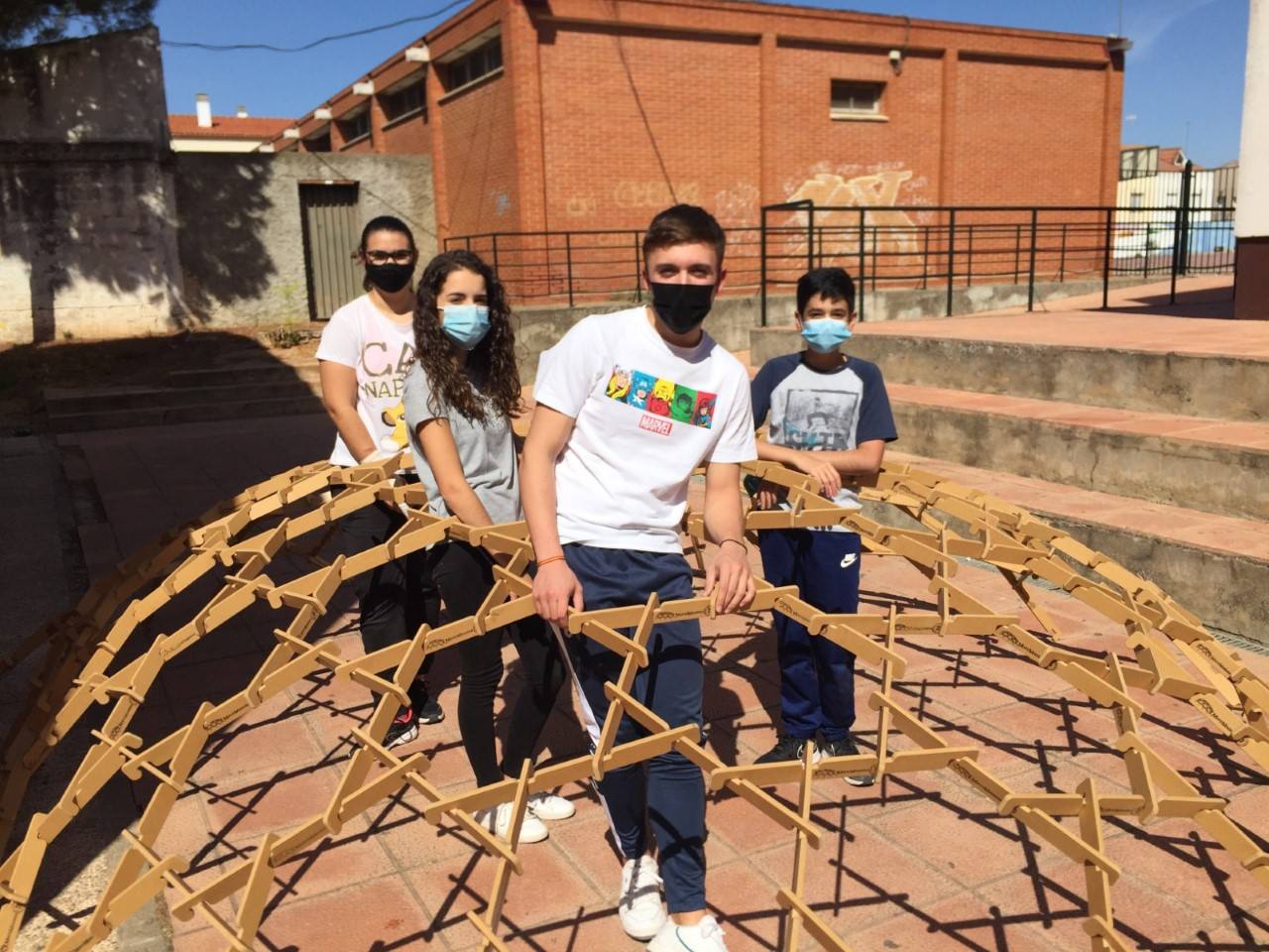Una cúpula de madera levantada por alumnos del IES Eugenio Frutos gana en la Feria de la Ciencia