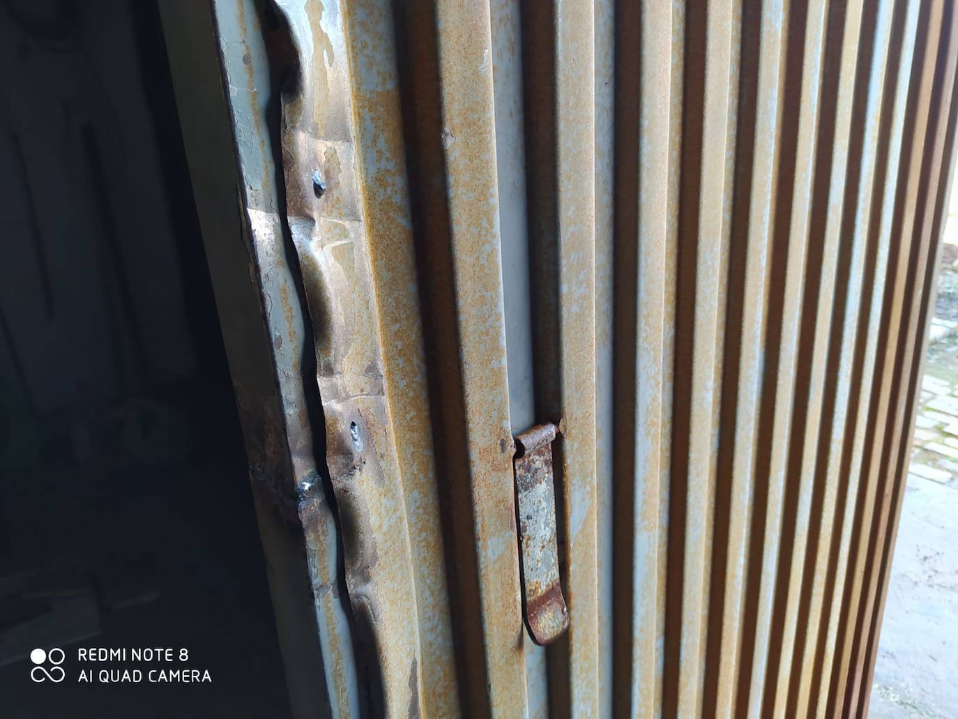 Detalle del daño a la puerta de la nave agrícola por donde entraron a robar.