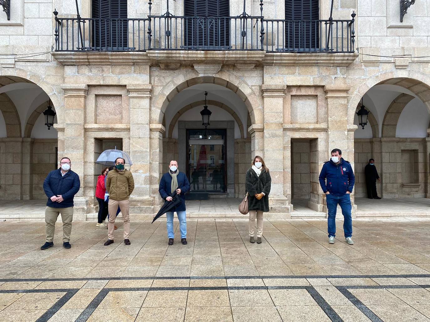 Pedro Romero y tres diputados del PP en la Asamblea de Extremadura se interesan por la situación del comercio en Guareña