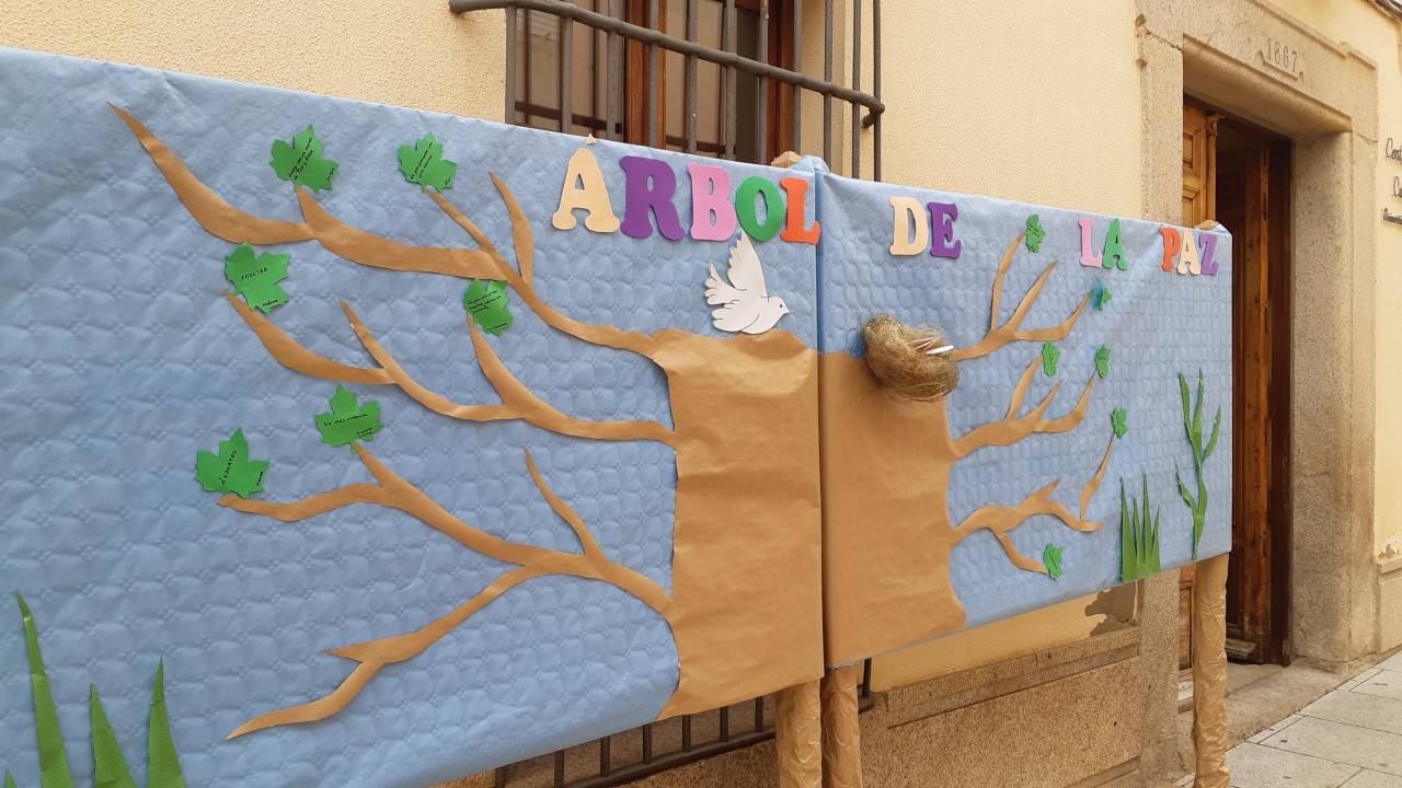 Árbol de la Paz que será completado con hojas y deseos por los niños de Guareña.