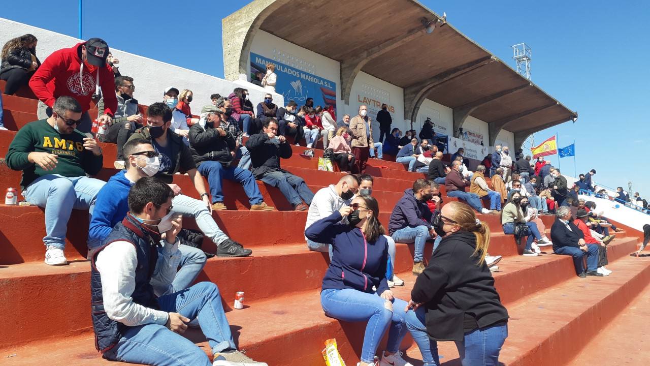 Muchos aficionados sguieron el partido.