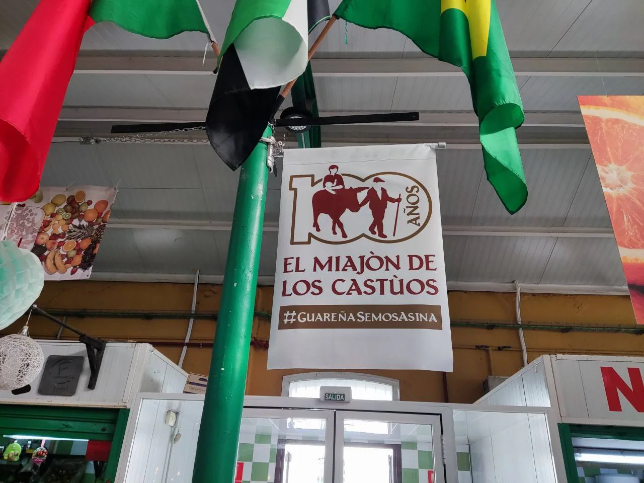Banderola del centenario de El miajón de los castúos en el Mercado de Abastos.