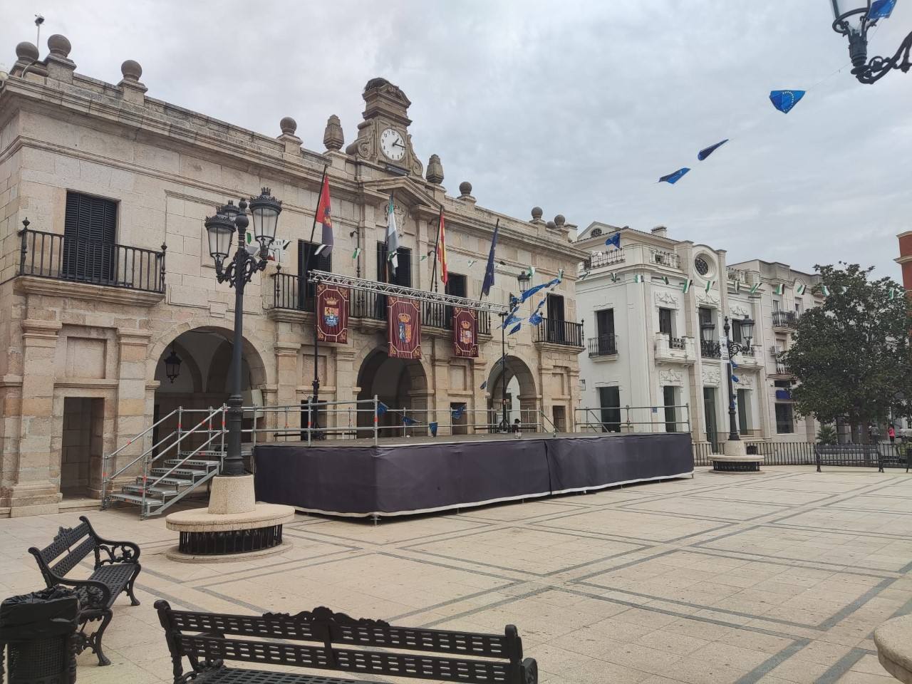 Escenario instalado en la plaza de España de Guareña para las actuaciones del festival Los Piporros.