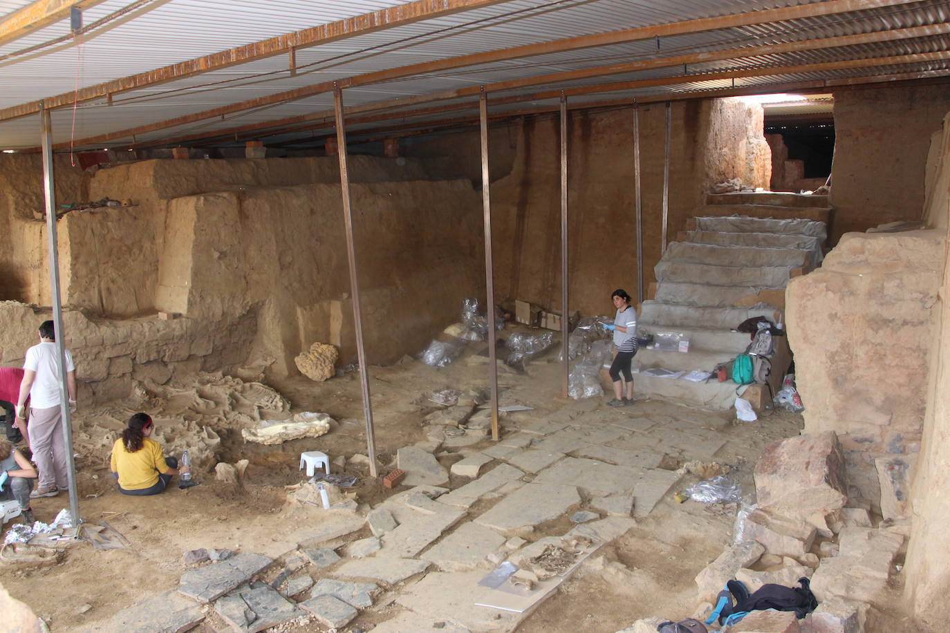 Arqueólogos trabajando en el yacimiento de Casas del Turuñuelo, en Guareña.