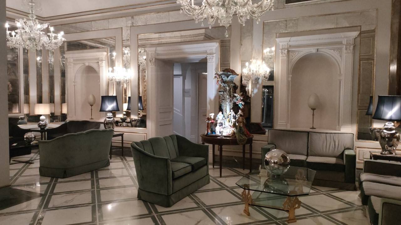 Salones del Hotel napolitano donde se hospedan los actores de Guareña.