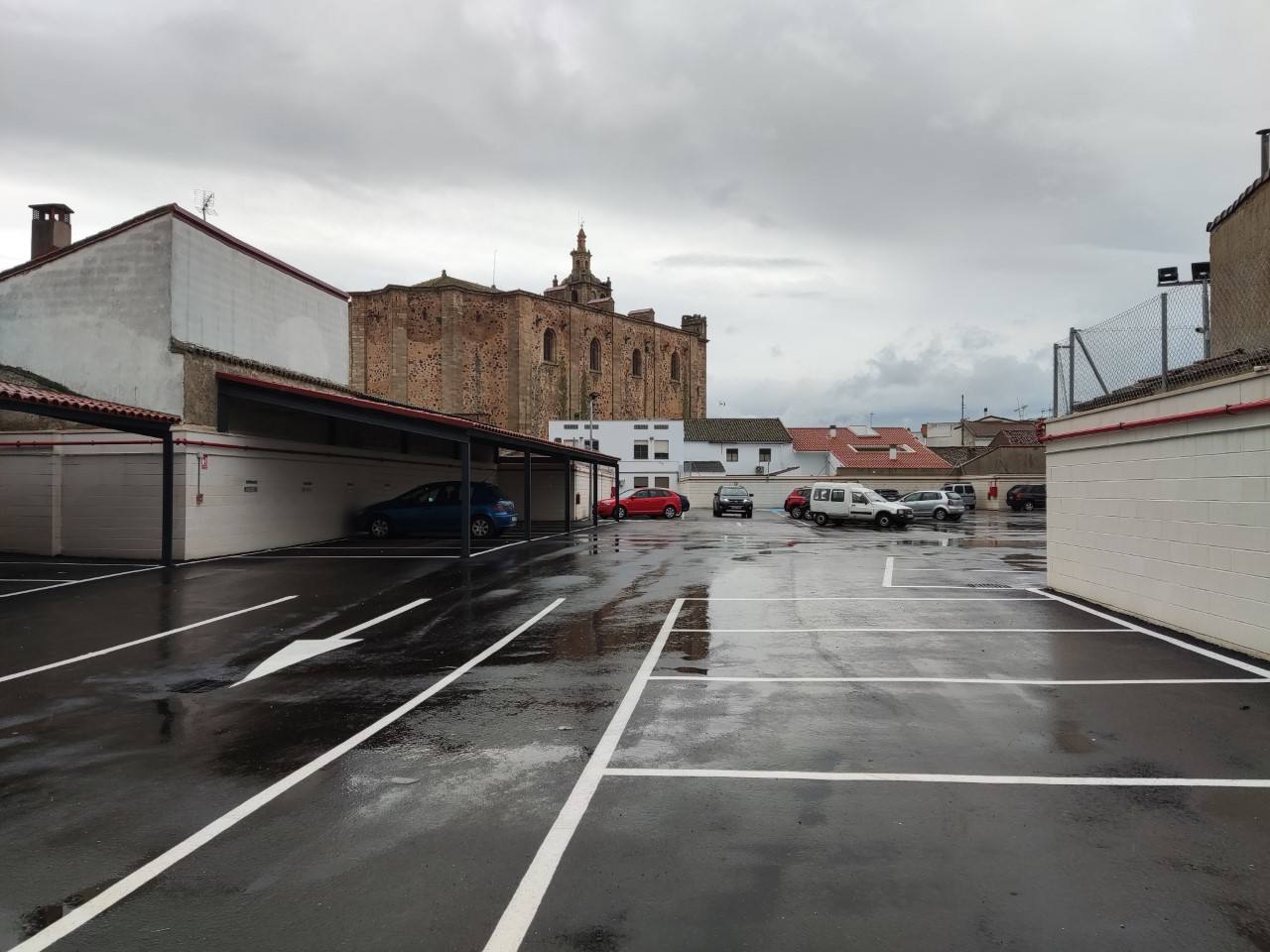 Vista panorámica del aparcamiento de Santa María con plazas ya reservadas y cubiertas.