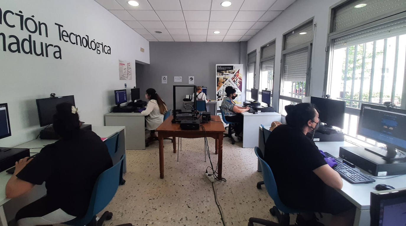 Imagen de uno de los NCC Extremadura con usuarios en plena clase formativa..
