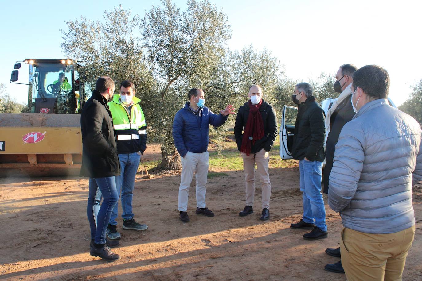 Manuel Mejías, en el centro de la imagen y Abel González (tercero por la derecha) junto a técnicos en pleno camino.