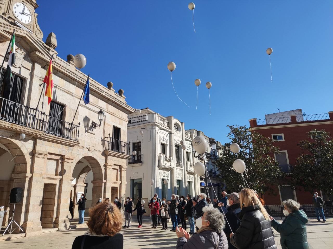 Momento del lanzamiento de globos por la Lectura Fácil en la plaza de España, de Guareña.