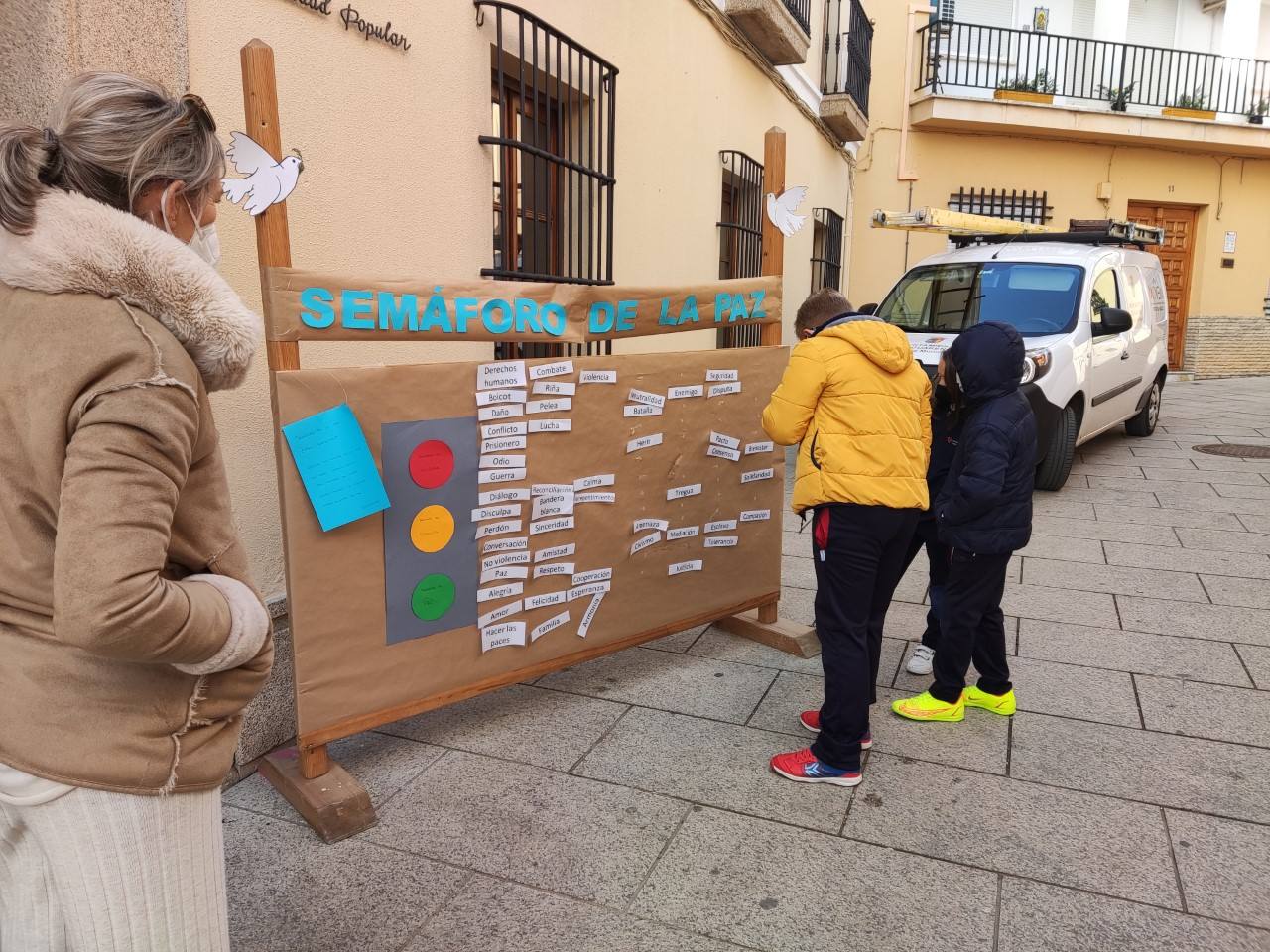 Niños del colegio Nuestra Señora de los Dolores participando en el Semáforo de la Paz.