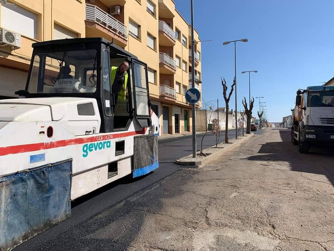 mujeres alquitranadas y emplumadas