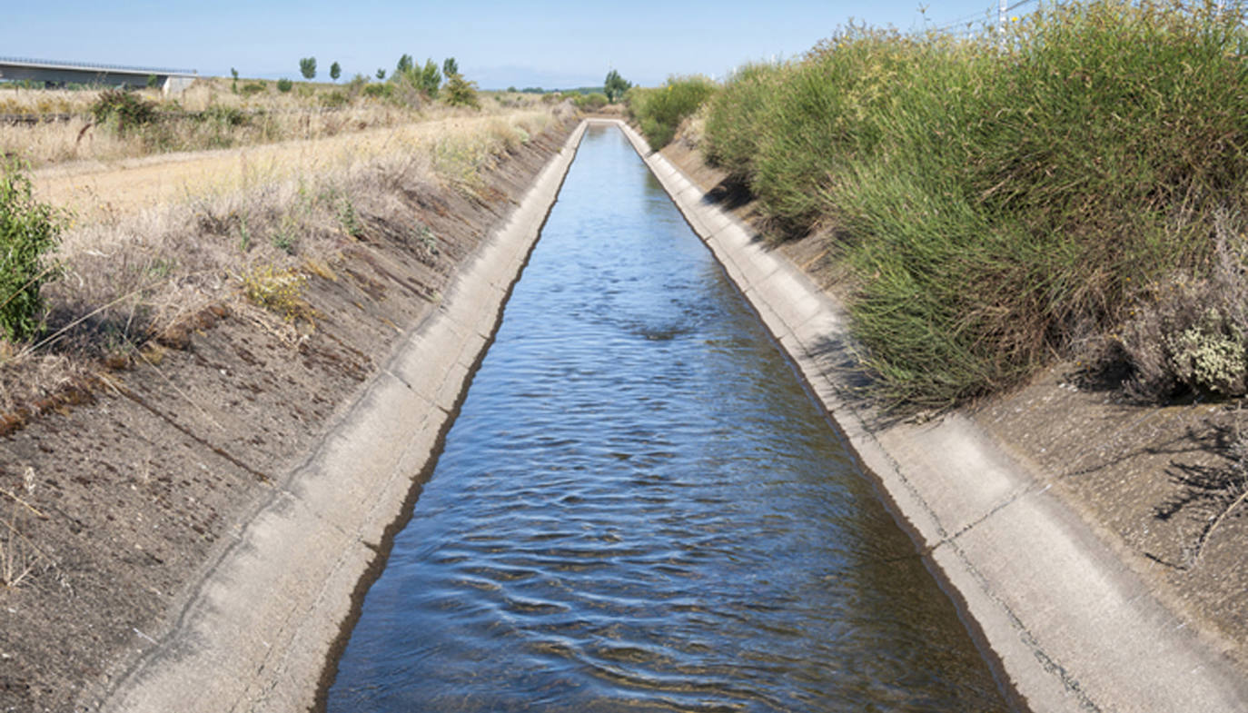 Agua por el Canal del Zújar.