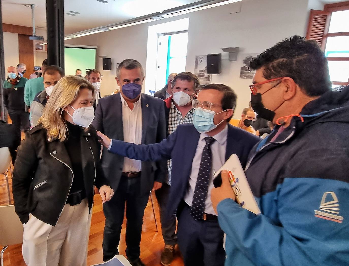 El presidente de la Diputación saludando a alcaldes y alcaldesas, en la imagen Lucas Sancho, regidor de Cristina.