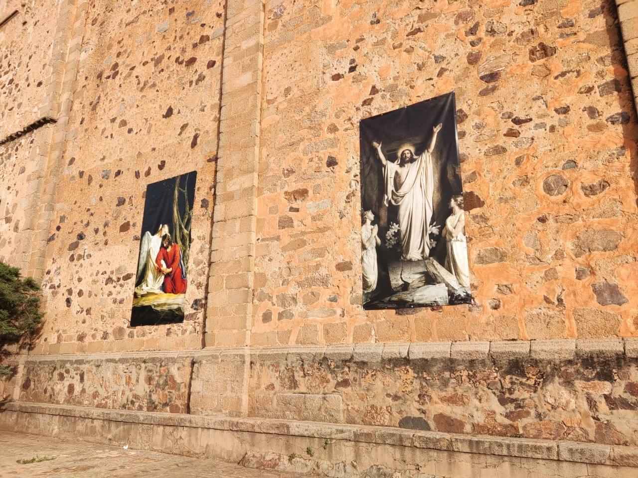 Detalle de colgaduras con las imágenes de Oración en el Huerto de los Olivos y La Resurrección.