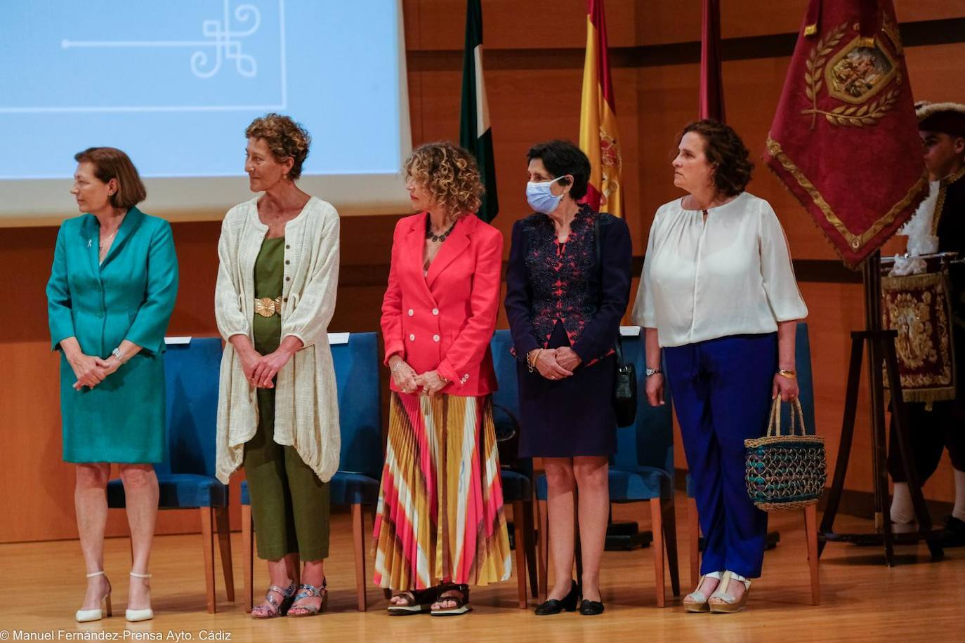 Pili Moreno, la primera por la izquierda, junto a otras mujeres galardonadas.