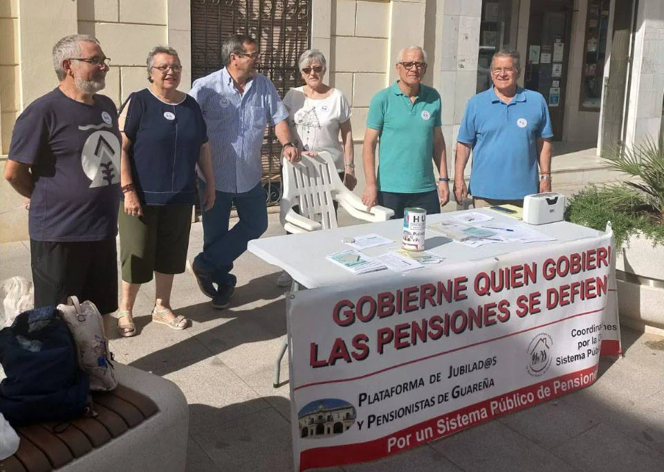 Pensionistas y jubilados recogen firmas en la calle Don Diego López, de Guareña.