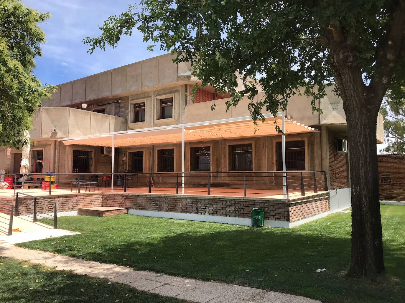 Nuevo aspecto que presenta la terraza de la cafetería.