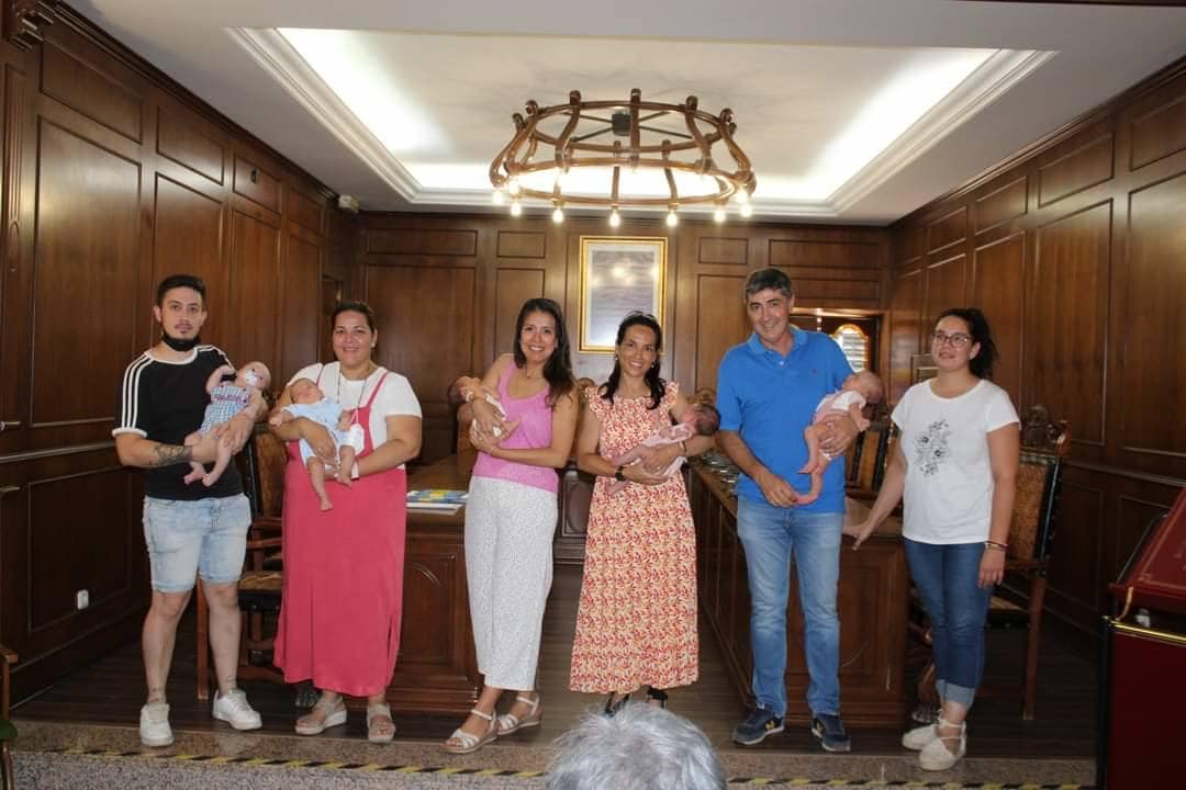 La concejala Marina Agraz (d) con los tutores y recién nacidos que han recibido los cheques bebés.