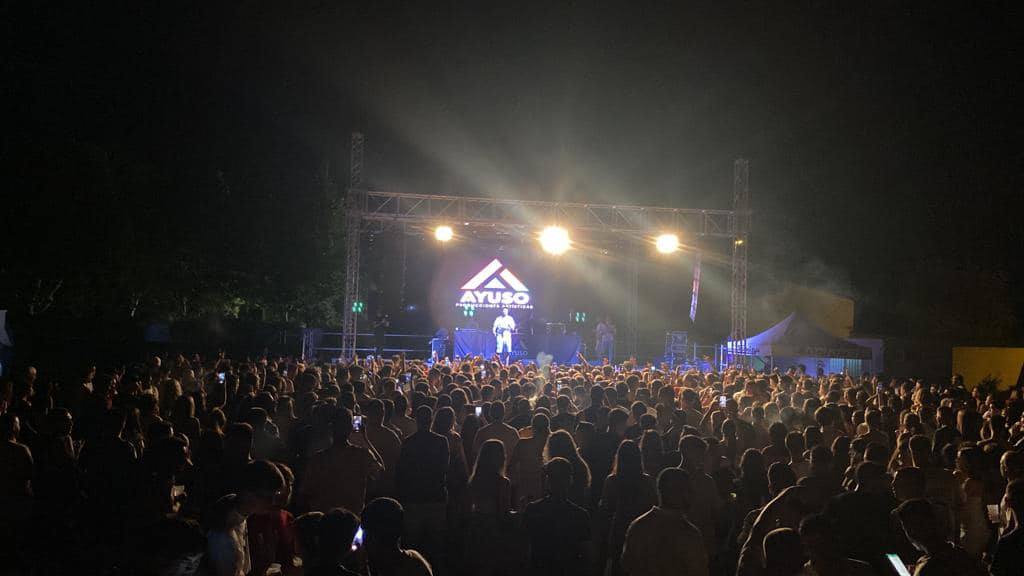 Aspecto del lleno absoluto de público joven de la pista polideportiva. 