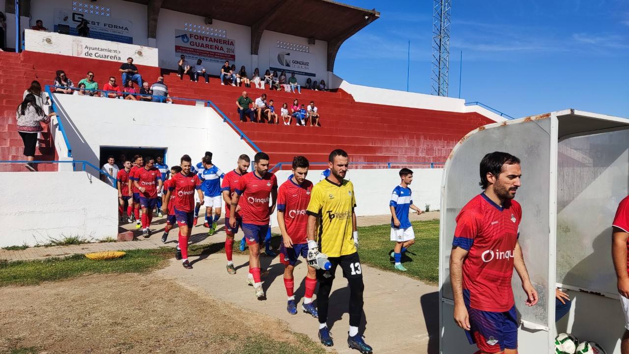 El capitán Darío encabezando la salida de todo el equipo del Guareña.