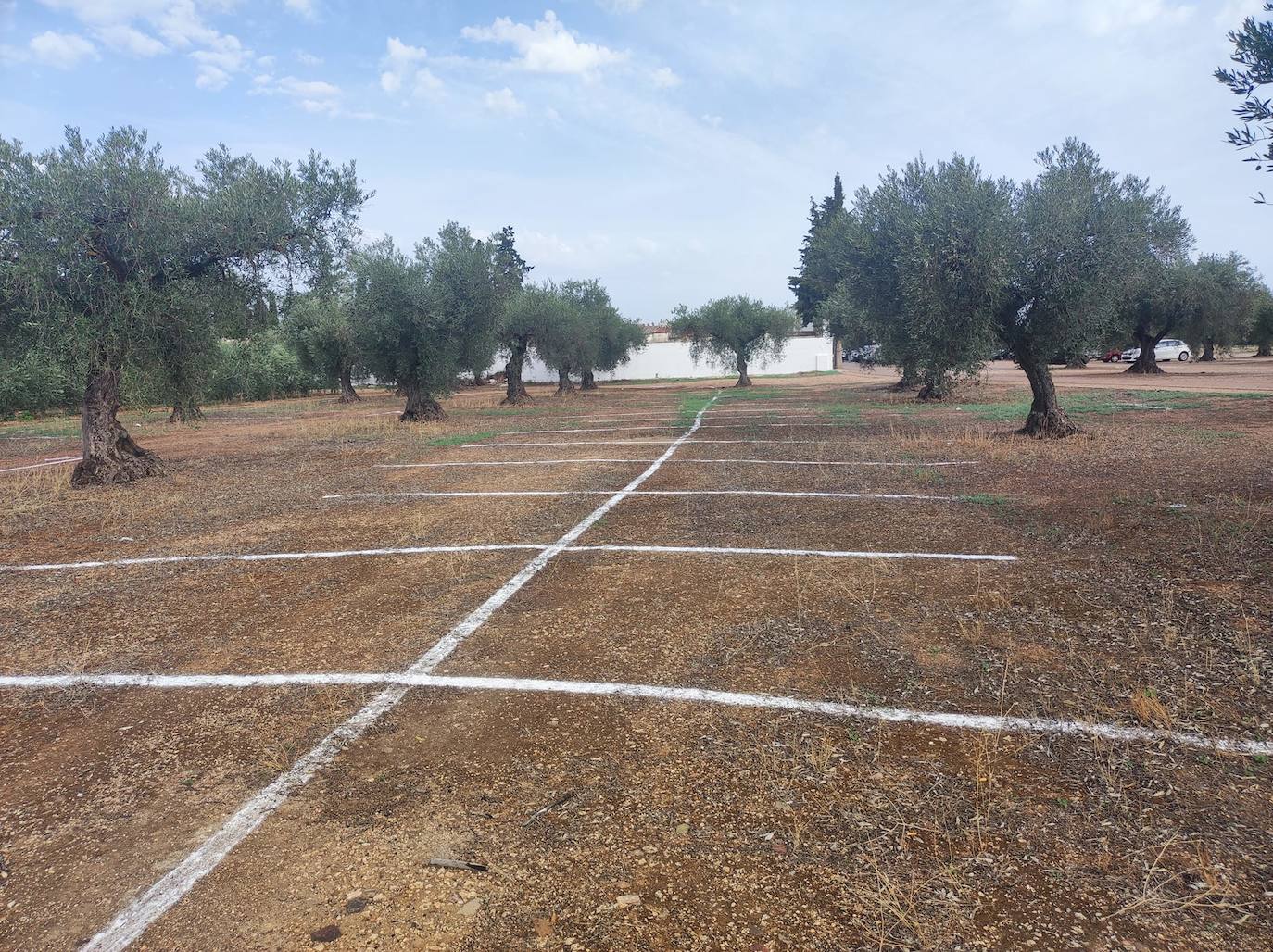 Zona exterior del cementerio para aparcamientos.