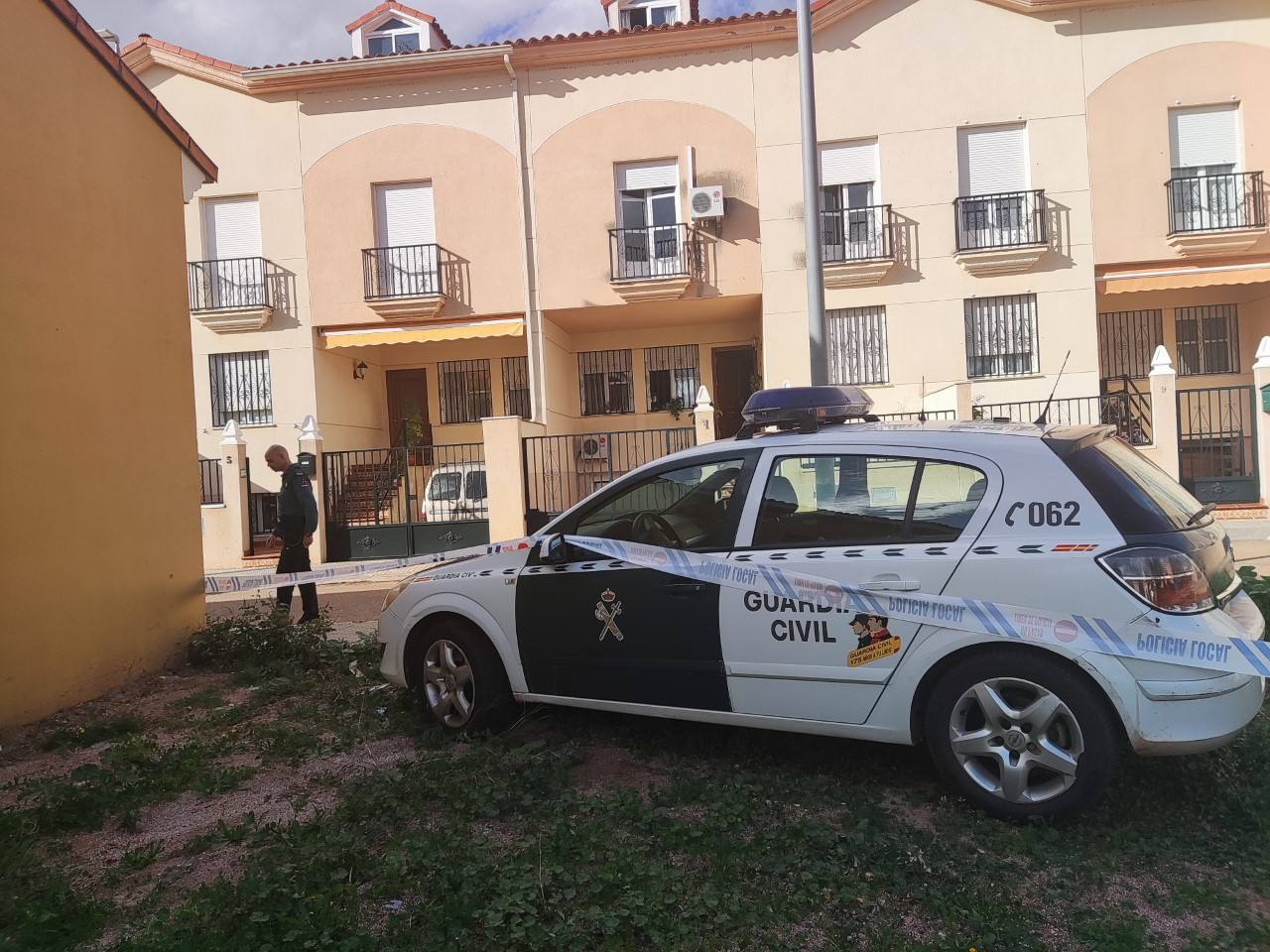 Vehículo de la Guardia Civil enfrente a la vivienda donde se produjo el suceso.