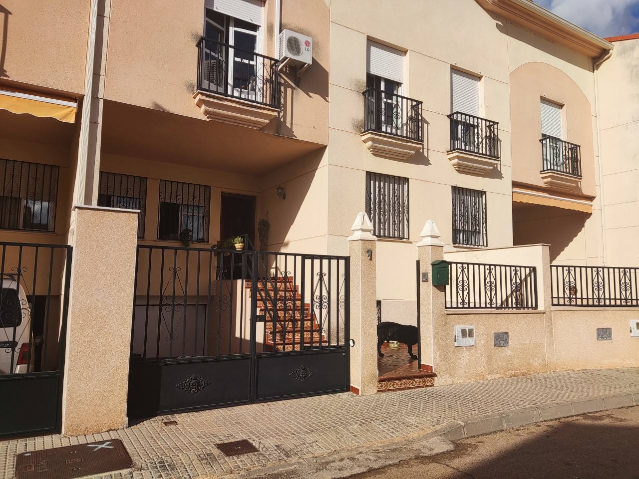En el sótano de esta vivienda se produjo el incendio. El perro de la vecina se observa en la puerta del número 7.