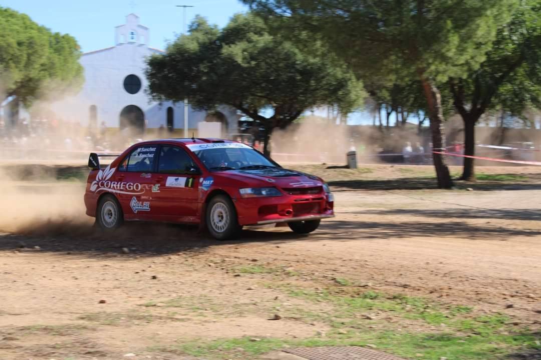 Momento de la carrera de Michael Sánchez a su paso por la ermita de San Isidro repleta de público.