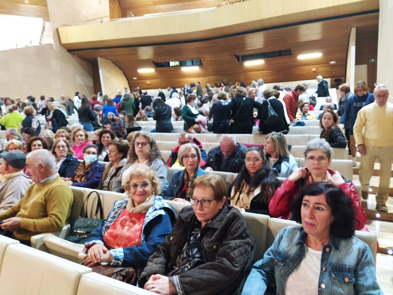 Miembros de clubes de lectura de la biblioteca ocupando su asiento en el Encuentro de hoy.