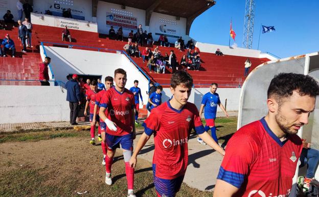 Salida de los equipos al terreno de juego.