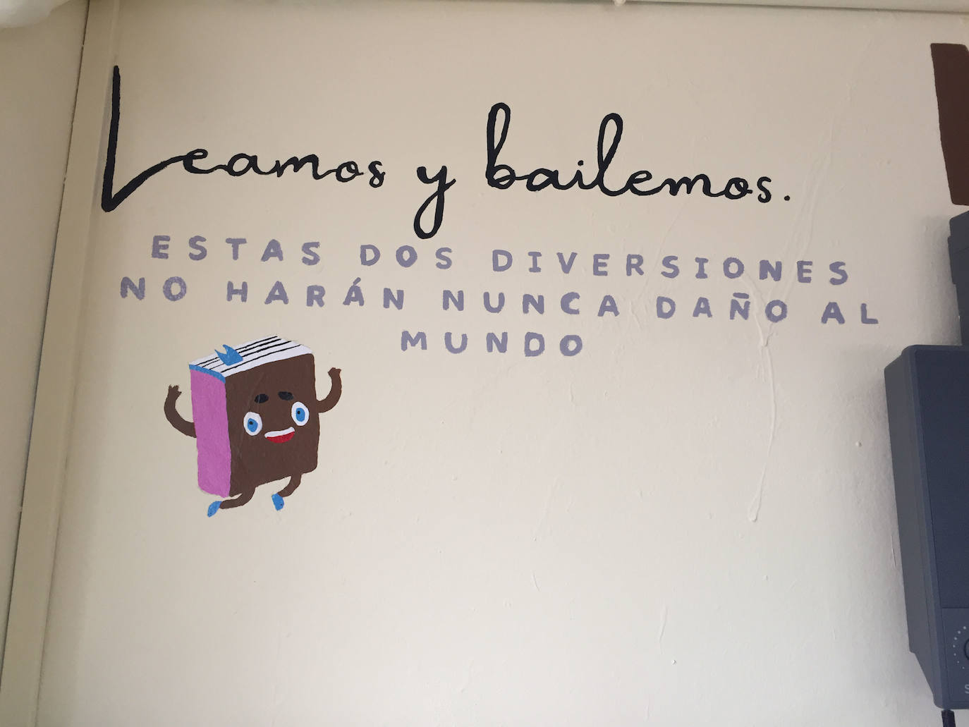 Cita de Voltaire para fomentar la lectura, contribuyendo a afianzar este hábito en el tiempo libre.